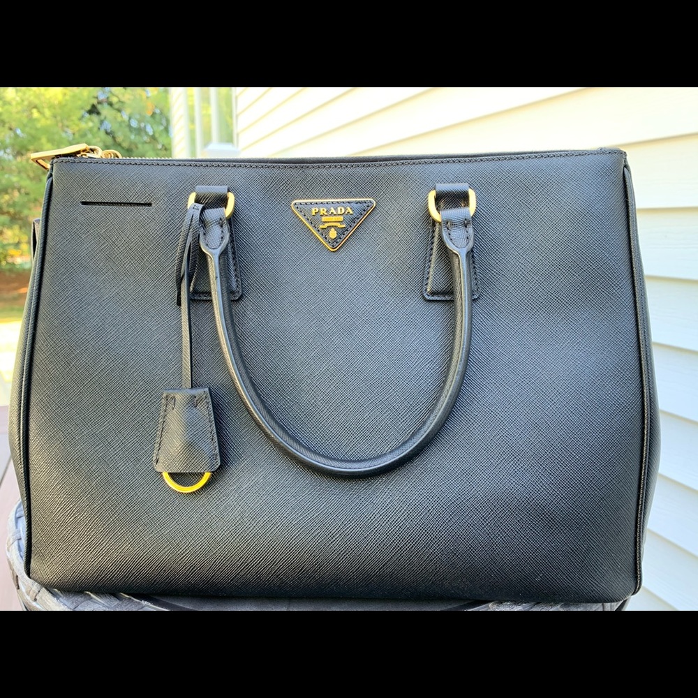Like new- excellent condition. Medium Prada Galleria Saffiano Leather Bag - Picture 5 of 8